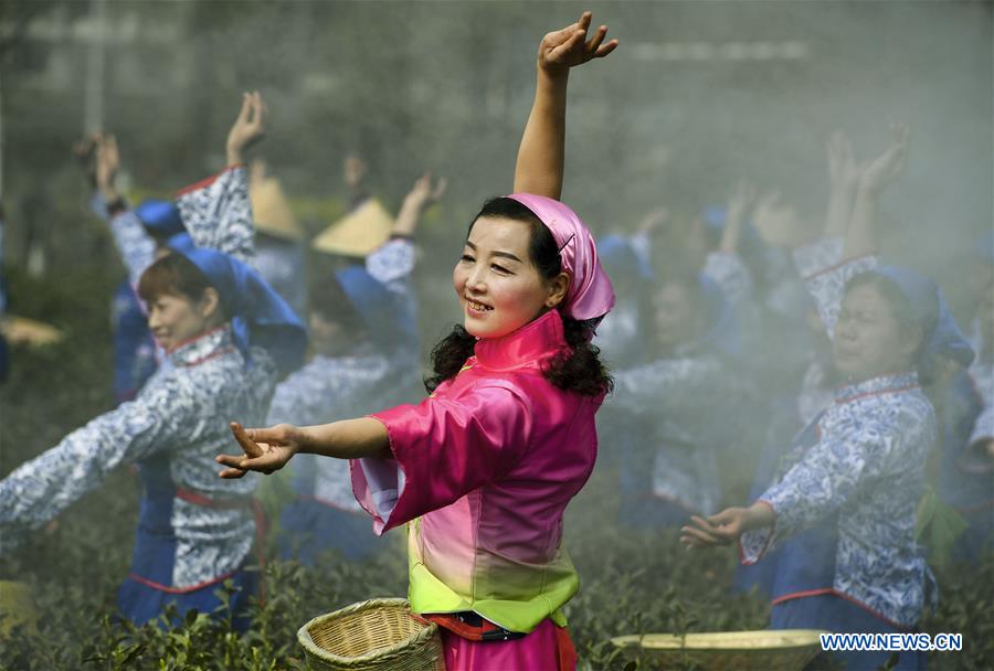 CHINA-SHAANXI-PINGLI-TEA GARDEN-FOLK DRAMA SHOW (CN)