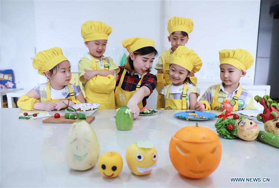 #CHINA-WORLD SMILE DAY-CELEBRATIONS (CN)