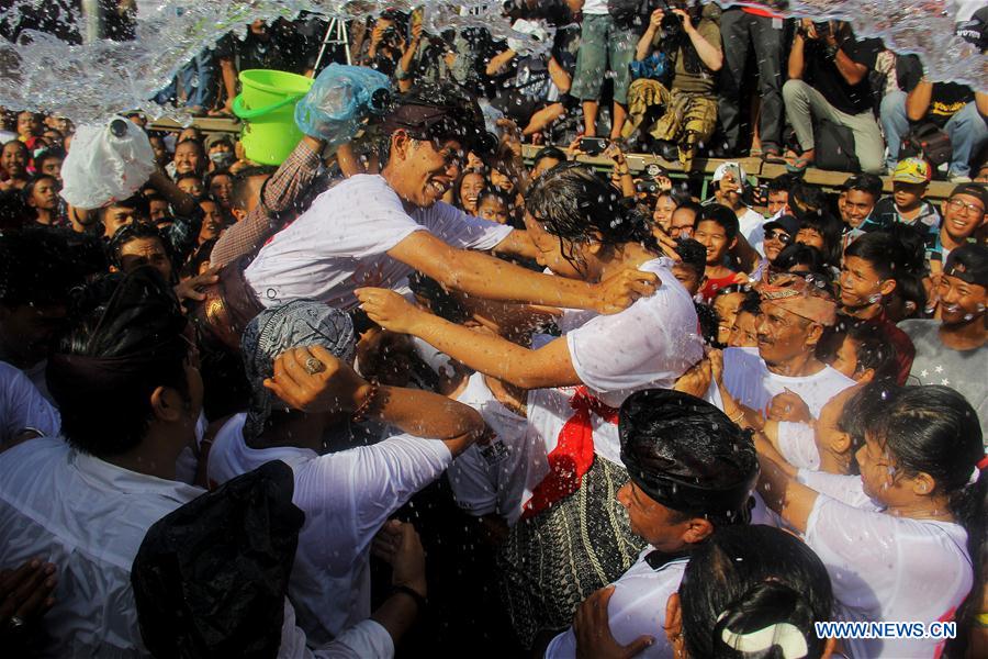 Balinese teenagers hug each other during the Kissing Festival, locally called Omed-Omedan, in Bali, Indonesia, March 29, 2017. The annual festival is held one day after the Balinese Day of Silence, or 'Nyepi'. (Xinhua/Chaniago)  Balinese teenagers hug each other during the Kissing Festival, locally called Omed-Omedan, in Bali, Indonesia, March 29, 2017. The annual festival is held one day after the Balinese Day of Silence, or 'Nyepi'. (Xinhua/Chaniago)
