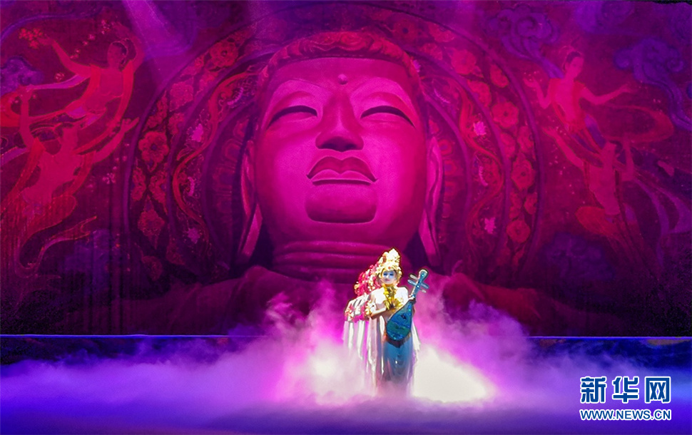 《絲路花雨》舞劇中的優美舞蹈片段