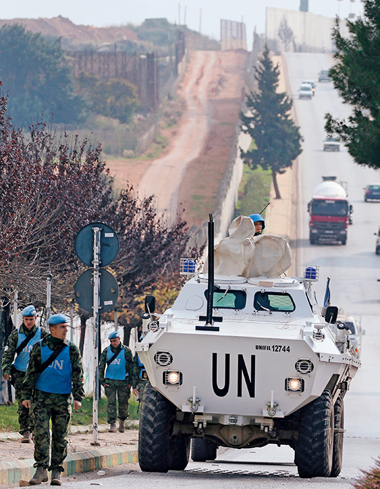 2018年12月4日,联合国维和人员在黎巴嫩基拉村靠近以色列边境处巡逻 2018年12月4日,联合国维和人员在黎巴嫩基拉村靠近以色列边境处巡逻