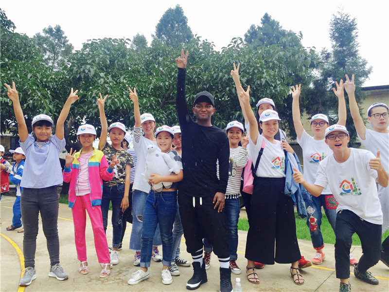 e創公益大使與志愿者、小朋友一起鄉村運動會