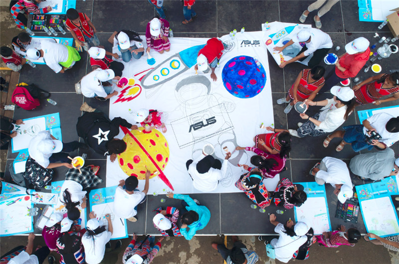 e創公益大使、志愿者和小朋友一同夢想涂鴉