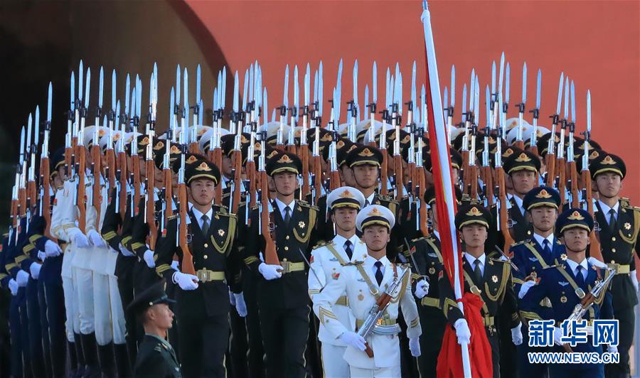 (在習(xí)近平強(qiáng)軍思想指引下·我們在戰(zhàn)位報(bào)告·圖文互動(dòng))(1)護(hù)衛(wèi)國旗 重于生命——中國人民解放軍儀仗大隊(duì)國旗護(hù)衛(wèi)隊(duì)執(zhí)行國旗升降任務(wù)記事
