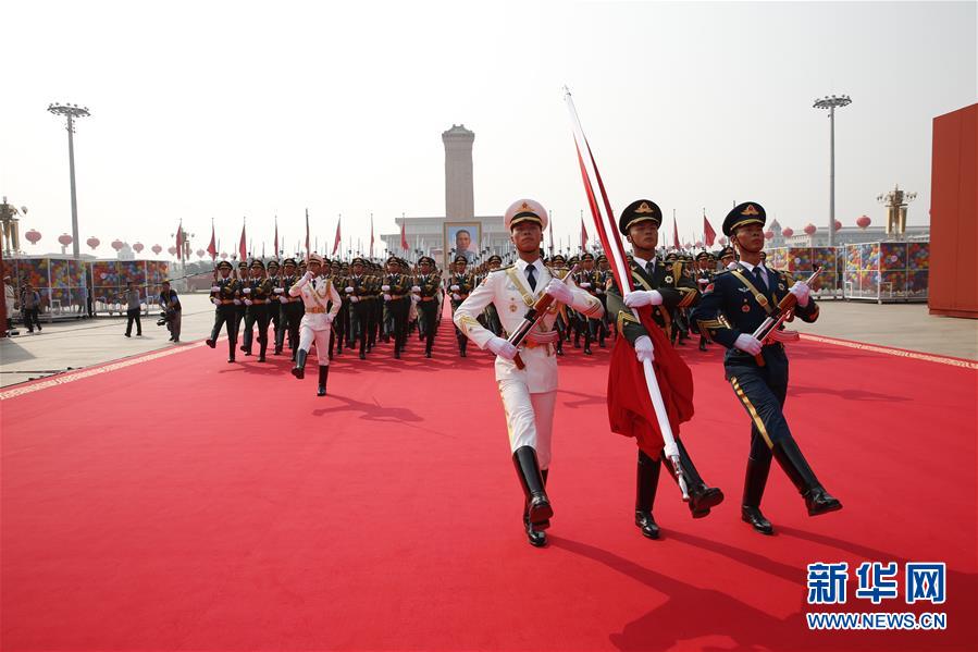 (在習(xí)近平強(qiáng)軍思想指引下·我們在戰(zhàn)位報(bào)告·圖文互動(dòng))(2)護(hù)衛(wèi)國旗 重于生命——中國人民解放軍儀仗大隊(duì)國旗護(hù)衛(wèi)隊(duì)執(zhí)行國旗升降任務(wù)記事