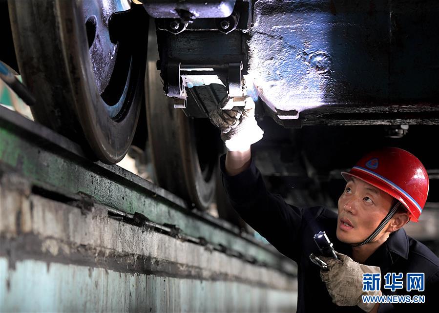 （圖片故事）（1）“機車醫生”李向前：“望聞問切”保安全