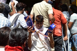 印度:封鎖前 買酒忙