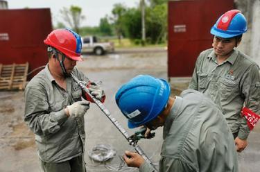 特寫(xiě):風(fēng)雨中的搶修