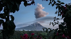 錫納朋火山:電光火石