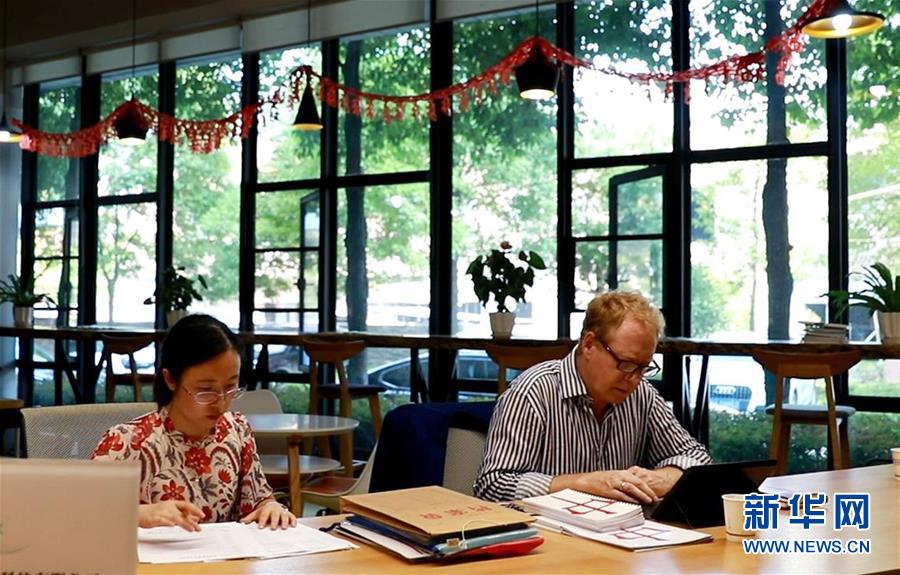 （十九大時(shí)光·圖文互動(dòng)）（1）中國(guó)成就，世界矚目——來自基層蹲點(diǎn)現(xiàn)場(chǎng)的報(bào)道