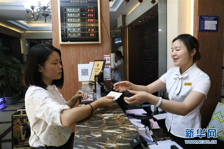 (十九大時光·圖文互動)(5)民生美景令人憧憬 美好生活召喚奮斗——來自基層蹲點現場的報道