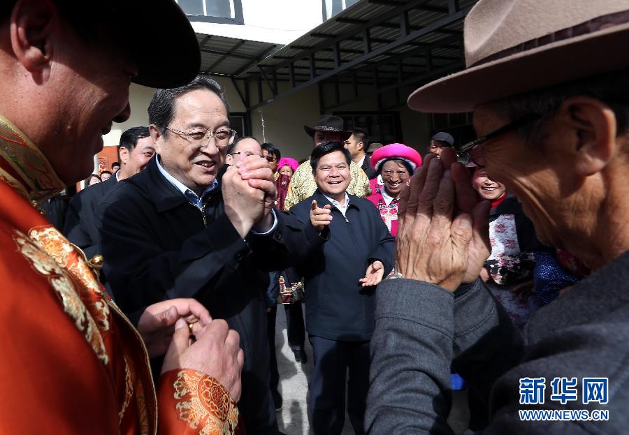這是5月16日,俞正聲在香格里拉縣建塘鎮(zhèn)金龍社區(qū)與居民們親切交談。 新華社記者 劉衛(wèi)兵 攝 這是5月16日,俞正聲在香格里拉縣建塘鎮(zhèn)金龍社區(qū)與居民們親切交談。 新華社記者 劉衛(wèi)兵 攝