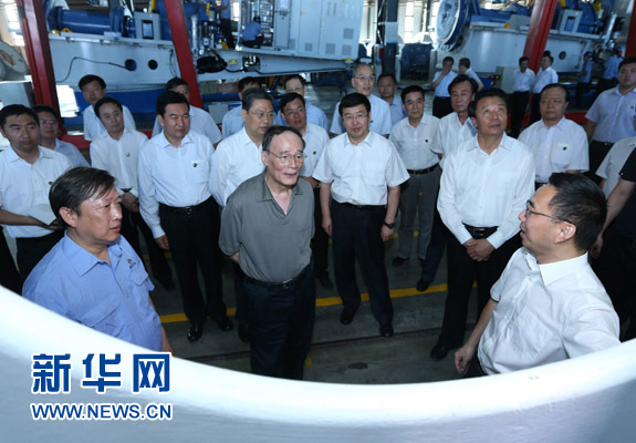 這是7月3日,王岐山在內蒙古海裝風電設備有限公司考察。新華社記者 龐興雷 攝  這是7月3日,王岐山在內蒙古海裝風電設備有限公司考察。新華社記者 龐興雷 攝