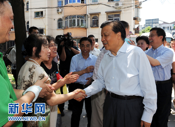 這是7月22日，劉云山在上海市普陀區(qū)桃浦鎮(zhèn)蓮花公寓居委會(huì)調(diào)研時(shí)同社區(qū)居民親切握手。新華社記者 饒愛(ài)民 攝