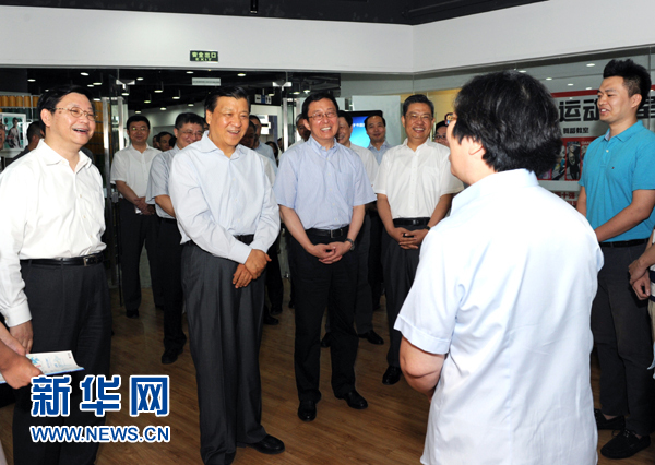 這是7月22日，劉云山在上海市靜安區(qū)就樓宇黨建工作進(jìn)行調(diào)研。新華社記者 饒愛(ài)民 攝 