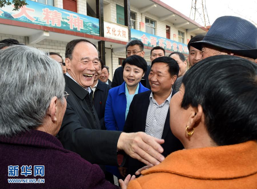 3月27日至28日，中共中央政治局常委、中央紀委書記王岐山到河南省調(diào)研，并主持召開座談會。這是3月27日王岐山在河南林州姚村鎮(zhèn)馮家口村同村民親切交談。 新華社記者 饒愛民 攝