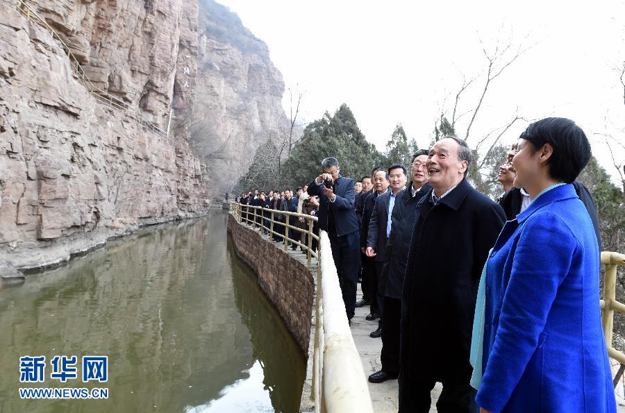 3月27日至28日，中共中央政治局常委、中央紀委書記王岐山到河南省調(diào)研，并主持召開座談會。這是3月27日王岐山專程來到林州紅旗渠紀念館，參觀青年洞。 新華社記者 饒愛民 攝