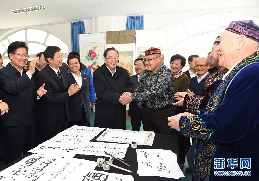 9月29日,中共中央政治局常委、全國政協主席、中央代表團團長俞正聲率中央代表團部分成員赴阿勒泰地區看望各族干部群眾。這是俞正聲來到阿勒泰地區老年人活動中心,觀看老同志書畫展,同老同志親切交談。新華社記者 高潔 攝 9月29日,中共中央政治局常委、全國政協主席、中央代表團團長俞正聲率中央代表團部分成員赴阿勒泰地區看望各族干部群眾。這是俞正聲來到阿勒泰地區老年人活動中心,觀看老同志書畫展,同老同志親切交談。新華社記者 高潔 攝