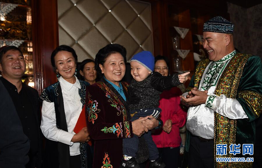 9月29日,中共中央政治局委員、國務院副總理、中央代表團副團長劉延東率中央代表團分團在伊犁哈薩克自治州看望慰問各族干部群眾。這是劉延東在伊寧市漢賓鄉(xiāng)發(fā)展村走訪慰問哈薩克族村民。新華社記者張領攝 9月29日,中共中央政治局委員、國務院副總理、中央代表團副團長劉延東率中央代表團分團在伊犁哈薩克自治州看望慰問各族干部群眾。這是劉延東在伊寧市漢賓鄉(xiāng)發(fā)展村走訪慰問哈薩克族村民。新華社記者張領攝