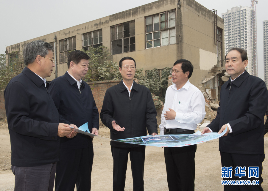 10月22日至23日,中共中央政治局常委、國務院副總理張高麗在山東調研扶貧工作情況。這是10月22日,張高麗就整體搬遷脫貧實地考察濟寧東南片區(qū)還遷安置區(qū)暨東南華城棚戶區(qū)改造項目。 新華社記者 王曄 攝 10月22日至23日,中共中央政治局常委、國務院副總理張高麗在山東調研扶貧工作情況。這是10月22日,張高麗就整體搬遷脫貧實地考察濟寧東南片區(qū)還遷安置區(qū)暨東南華城棚戶區(qū)改造項目。 新華社記者 王曄 攝