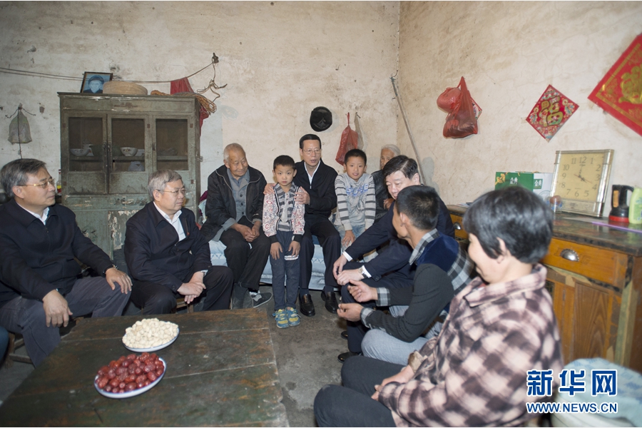 10月22日至23日,中共中央政治局常委、國務院副總理張高麗在山東調研扶貧工作情況。這是10月22日,張高麗在菏澤市巨野縣田莊鎮(zhèn)后屯村入戶看望生活困難村民。 新華社記者 王曄 攝 10月22日至23日,中共中央政治局常委、國務院副總理張高麗在山東調研扶貧工作情況。這是10月22日,張高麗在菏澤市巨野縣田莊鎮(zhèn)后屯村入戶看望生活困難村民。 新華社記者 王曄 攝
