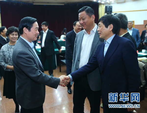 4月12日，中共中央政治局委員、中央書記處書記、中宣部部長劉奇葆在北京出席“走向世界的中國兒童文學”座談會并講話。這是座談會后，劉奇葆與國際安徒生獎獲得者、兒童文學作家曹文軒握手。新華社記者丁海濤攝