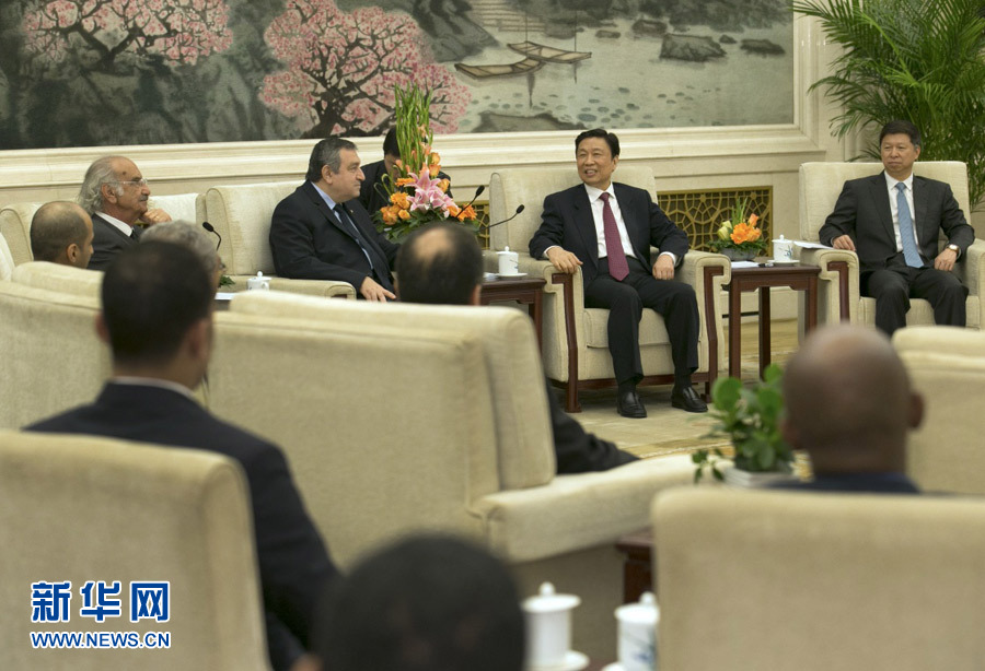 4月25日,國家副主席李源潮在北京人民大會堂會見出席“中國-阿拉伯國家政黨對話會”的外方代表。 新華社記者馬占成攝 4月25日,國家副主席李源潮在北京人民大會堂會見出席“中國-阿拉伯國家政黨對話會”的外方代表。 新華社記者馬占成攝