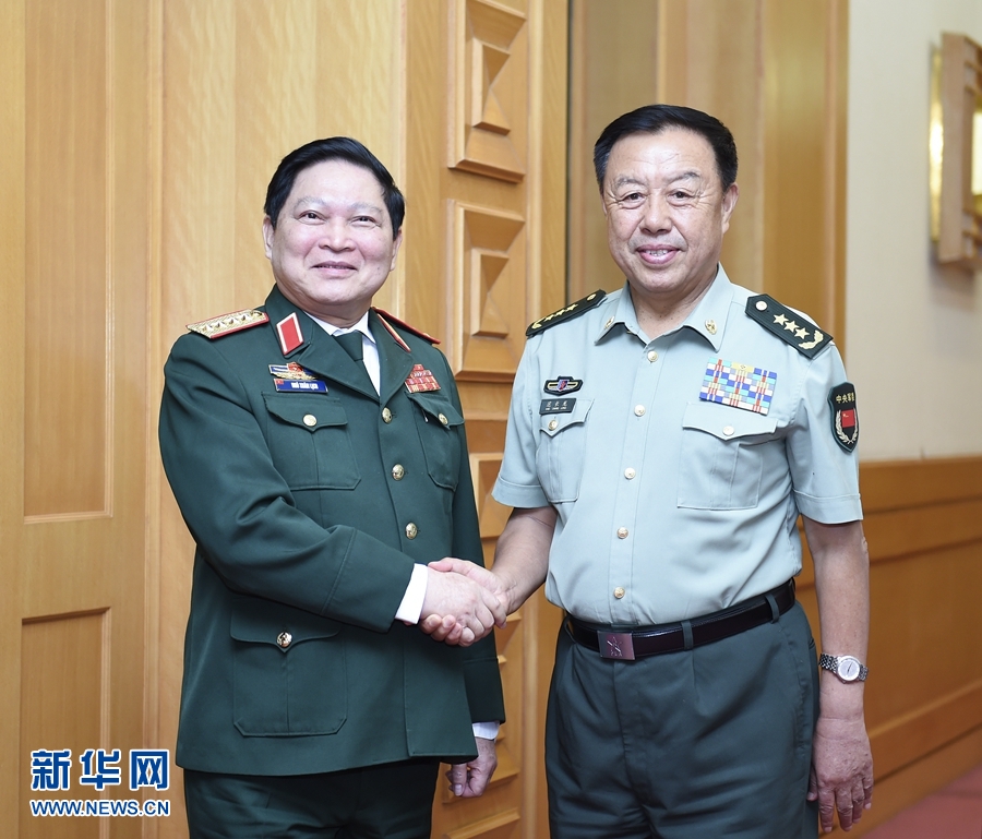 8月29日,中共中央政治局委員、中央軍委副主席范長龍在北京會見越南共產(chǎn)黨中央政治局委員、國防部長吳春歷。 新華社記者張領(lǐng)攝 8月29日,中共中央政治局委員、中央軍委副主席范長龍在北京會見越南共產(chǎn)黨中央政治局委員、國防部長吳春歷。 新華社記者張領(lǐng)攝