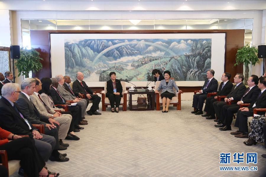 9月28日,國際醫學科學院組織2016年全體成員大會在北京舉行。國務院副總理劉延東出席會議并作主旨報告。會前,劉延東集體會見出席大會的主要嘉賓。新華社記者劉衛兵攝  9月28日,國際醫學科學院組織2016年全體成員大會在北京舉行。國務院副總理劉延東出席會議并作主旨報告。會前,劉延東集體會見出席大會的主要嘉賓。新華社記者劉衛兵攝