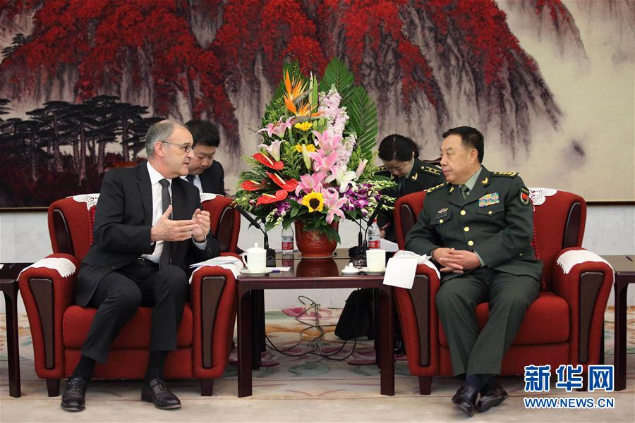 3月31日,中央軍委副主席范長龍?jiān)诒本妬碓L的瑞士國防、民防和體育部長帕莫蘭。 新華社記者 劉芳 攝 3月31日,中央軍委副主席范長龍?jiān)诒本妬碓L的瑞士國防、民防和體育部長帕莫蘭。 新華社記者 劉芳 攝