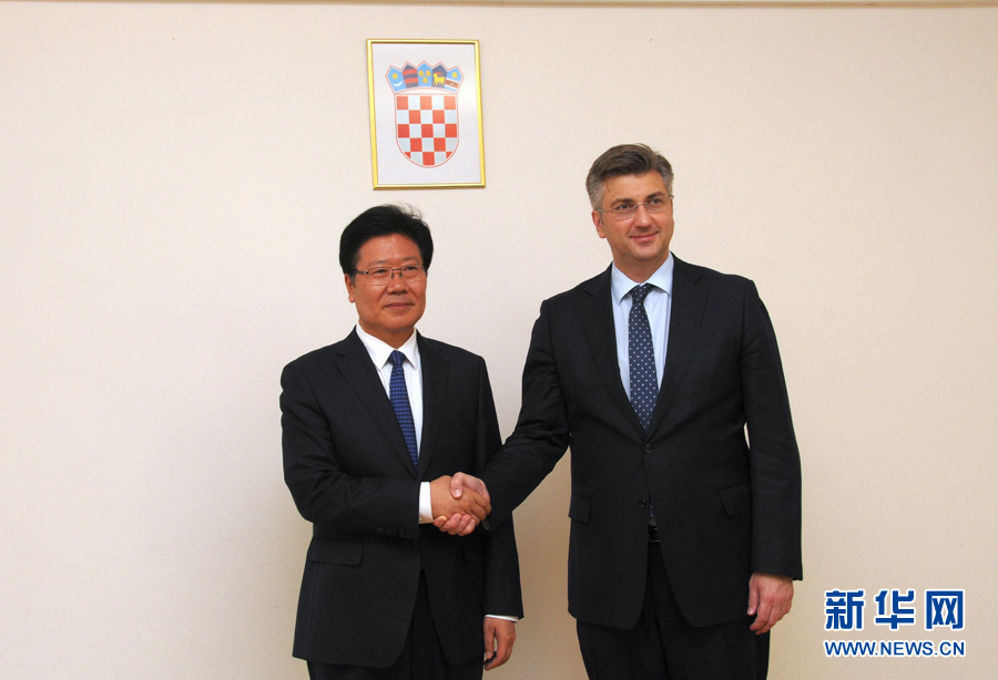 4月10日，克羅地亞民主共同體主席、政府總理普連科維奇（右）在薩格勒布會見中共中央政治局委員、中央黨的建設工作領導小組副組長張春賢。新華社記者薛群攝