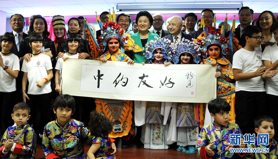 4月20日,在約旦首都安曼,中國國務(wù)院副總理劉延?xùn)|(中)考察TAG孔子學(xué)院。 新華社記者林曉蔚攝 4月20日,在約旦首都安曼,中國國務(wù)院副總理劉延?xùn)|(中)考察TAG孔子學(xué)院。 新華社記者林曉蔚攝