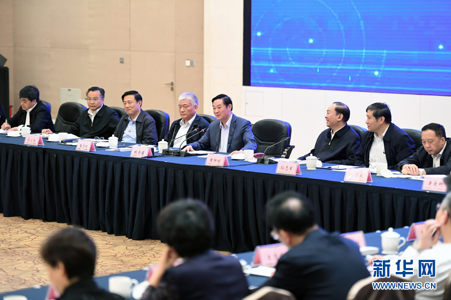 5月11日,中宣部在深圳召開深化文化體制改革座談會。中共中央政治局委員、中央書記處書記、中宣部部長劉奇葆出席會議并講話。 新華社記者張領(lǐng) 攝 5月11日,中宣部在深圳召開深化文化體制改革座談會。中共中央政治局委員、中央書記處書記、中宣部部長劉奇葆出席會議并講話。 新華社記者張領(lǐng) 攝