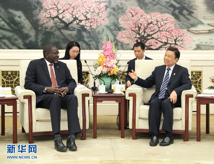 5月15日,國(guó)家副主席、中國(guó)紅十字會(huì)名譽(yù)會(huì)長(zhǎng)李源潮在北京會(huì)見(jiàn)來(lái)華出席“一帶一路”國(guó)際合作高峰論壇的紅十字會(huì)與紅新月會(huì)國(guó)際聯(lián)合會(huì)秘書(shū)長(zhǎng)阿西。新華社記者 王曄 攝 5月15日,國(guó)家副主席、中國(guó)紅十字會(huì)名譽(yù)會(huì)長(zhǎng)李源潮在北京會(huì)見(jiàn)來(lái)華出席“一帶一路”國(guó)際合作高峰論壇的紅十字會(huì)與紅新月會(huì)國(guó)際聯(lián)合會(huì)秘書(shū)長(zhǎng)阿西。新華社記者 王曄 攝