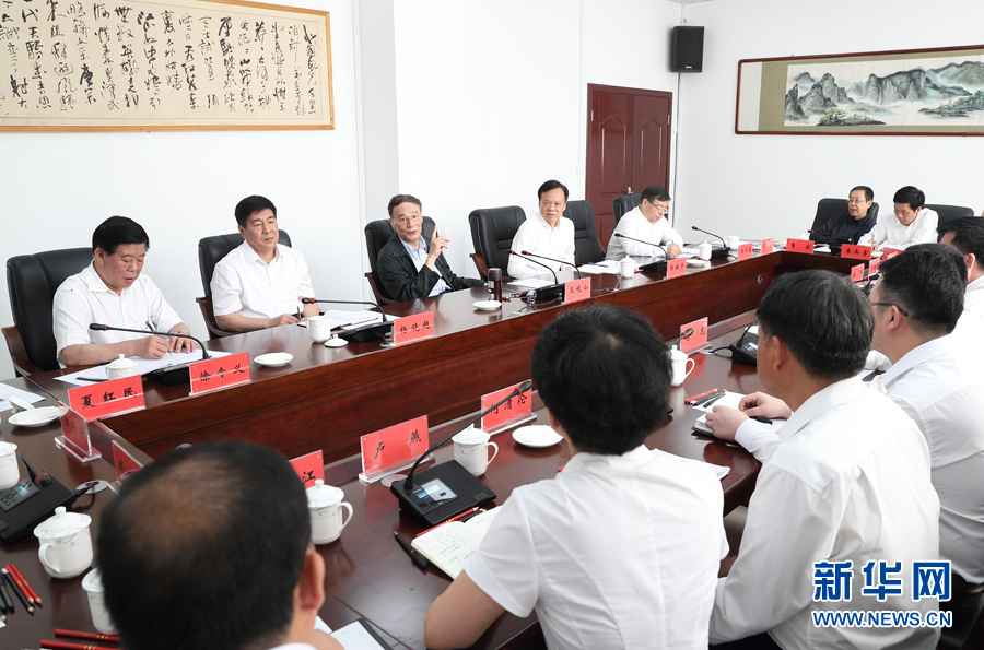 6月20日至22日,中共中央政治局常委、中央紀(jì)委書記王岐山在貴州省檢查紀(jì)檢監(jiān)察工作。這是6月21日,王岐山在修文縣委紀(jì)委座談會(huì)上講話。新華社記者 王曄 攝 6月20日至22日,中共中央政治局常委、中央紀(jì)委書記王岐山在貴州省檢查紀(jì)檢監(jiān)察工作。這是6月21日,王岐山在修文縣委紀(jì)委座談會(huì)上講話。新華社記者 王曄 攝