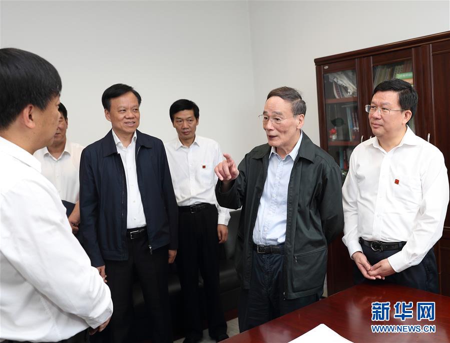 6月20日至22日,中共中央政治局常委、中央紀(jì)委書記王岐山在貴州省檢查紀(jì)檢監(jiān)察工作。這是6月21日,王岐山在省紀(jì)委與紀(jì)檢監(jiān)察干部親切交流。新華社記者 王曄 攝 6月20日至22日,中共中央政治局常委、中央紀(jì)委書記王岐山在貴州省檢查紀(jì)檢監(jiān)察工作。這是6月21日,王岐山在省紀(jì)委與紀(jì)檢監(jiān)察干部親切交流。新華社記者 王曄 攝
