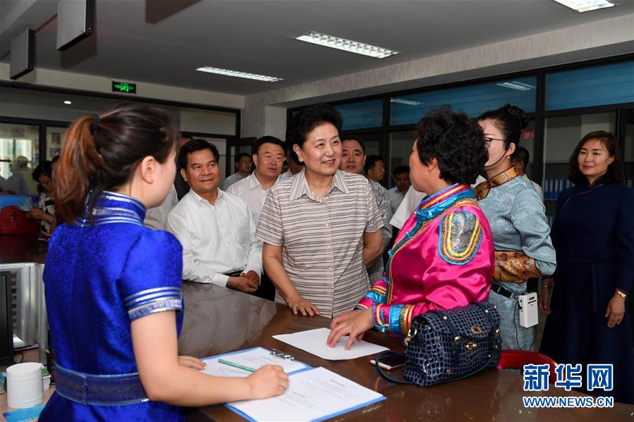 6月25日，全國民族團結進步創建經驗交流現場會在內蒙古興安盟召開，中共中央政治局委員、國務院副總理劉延東出席會議并講話。在內蒙古期間，劉延東考察內蒙古人民代表會議舊址即“五一會址”，深入社區看望各族干部群眾。這是劉延東在興安盟科右前旗興科社區與群眾交談。新華社記者 陳曄華 攝
