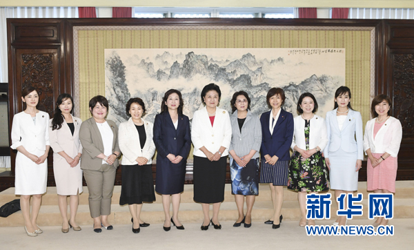 7月12日,國務院副總理劉延東在北京會見以日本自民黨前總務會長野田圣子為首的日本執政黨女國會議員代表團一行。 新華社記者 高潔 攝   7月12日,國務院副總理劉延東在北京會見以日本自民黨前總務會長野田圣子為首的日本執政黨女國會議員代表團一行。 新華社記者 高潔 攝