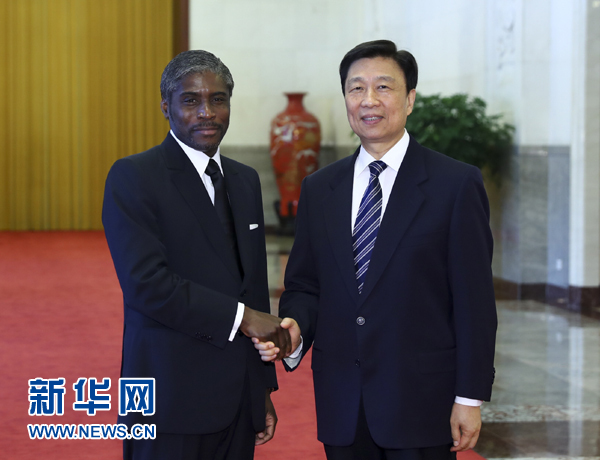 7月13日，中國國家副主席李源潮在北京人民大會堂與赤道幾內亞副總統曼格會談。 新華社記者 謝環馳 攝