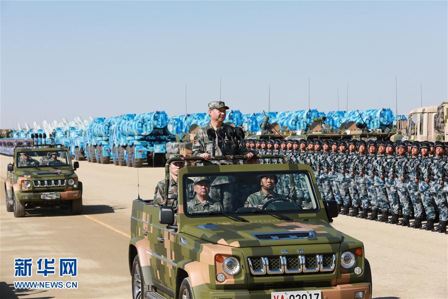 7月30日上午，慶祝中國人民解放軍建軍90周年閱兵在朱日和聯合訓練基地隆重舉行。中共中央總書記、國家主席、中央軍委主席習近平檢閱部隊并發表重要講話。這是習近平乘車檢閱部隊。新華社記者 李剛 攝