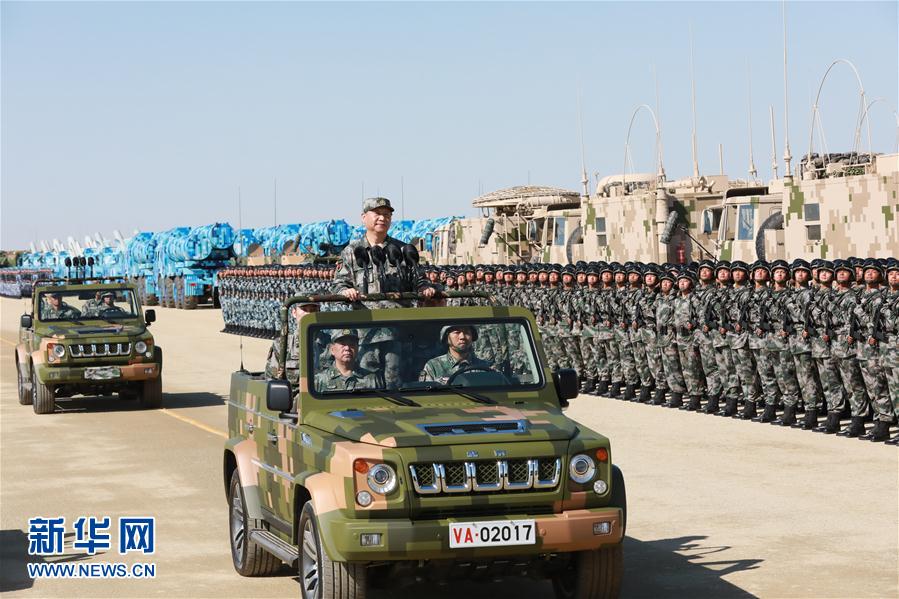 7月30日上午，慶祝中國人民解放軍建軍90周年閱兵在朱日和聯合訓練基地隆重舉行。中共中央總書記、國家主席、中央軍委主席習近平檢閱部隊并發表重要講話。這是習近平乘車檢閱部隊。新華社記者 李剛 攝