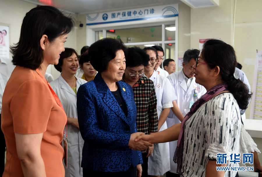 8月9日,中共中央政治局委員、中央統(tǒng)戰(zhàn)部部長、中央代表團副團長孫春蘭率中央代表團三分團,先后赴內(nèi)蒙古自治區(qū)烏海市、阿拉善盟看望各族干部群眾。這是孫春蘭在烏海市婦兒醫(yī)療預防保健中心同患者親切交談。新華社記者 任軍川 攝 8月9日,中共中央政治局委員、中央統(tǒng)戰(zhàn)部部長、中央代表團副團長孫春蘭率中央代表團三分團,先后赴內(nèi)蒙古自治區(qū)烏海市、阿拉善盟看望各族干部群眾。這是孫春蘭在烏海市婦兒醫(yī)療預防保健中心同患者親切交談。新華社記者 任軍川 攝