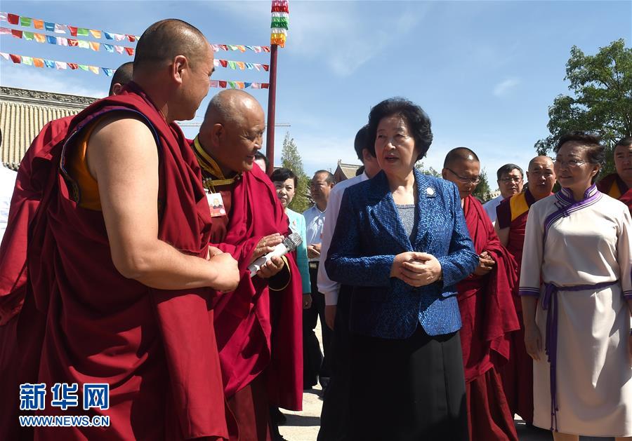 8月10日,中共中央政治局委員、中央統(tǒng)戰(zhàn)部部長、中央代表團(tuán)副團(tuán)長孫春蘭率中央代表團(tuán)三分團(tuán)繼續(xù)在內(nèi)蒙古自治區(qū)阿拉善盟看望慰問,把以習(xí)近平同志為核心的黨中央的親切關(guān)懷和全國各族人民的美好祝福帶給阿拉善各族各界干部群眾。這是孫春蘭在佛教寺廟延福寺考察。新華社記者 任軍川 攝 8月10日,中共中央政治局委員、中央統(tǒng)戰(zhàn)部部長、中央代表團(tuán)副團(tuán)長孫春蘭率中央代表團(tuán)三分團(tuán)繼續(xù)在內(nèi)蒙古自治區(qū)阿拉善盟看望慰問,把以習(xí)近平同志為核心的黨中央的親切關(guān)懷和全國各族人民的美好祝福帶給阿拉善各族各界干部群眾。這是孫春蘭在佛教寺廟延福寺考察。新華社記者 任軍川 攝