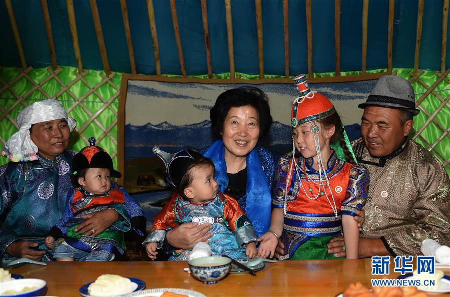 8月11日,帶著以習(xí)近平同志為核心的黨中央的親切關(guān)懷和全國各族人民的美好祝福,中共中央政治局委員、中央統(tǒng)戰(zhàn)部部長、中央代表團副團長孫春蘭率中央代表團三分團在錫林郭勒盟看望各族干部群眾,共同慶祝內(nèi)蒙古自治區(qū)成立70周年。這是孫春蘭在錫林浩特市寶力根蘇木牧民巴·巴特爾(右一)家中看望。新華社記者 任軍川 攝 8月11日,帶著以習(xí)近平同志為核心的黨中央的親切關(guān)懷和全國各族人民的美好祝福,中共中央政治局委員、中央統(tǒng)戰(zhàn)部部長、中央代表團副團長孫春蘭率中央代表團三分團在錫林郭勒盟看望各族干部群眾,共同慶祝內(nèi)蒙古自治區(qū)成立70周年。這是孫春蘭在錫林浩特市寶力根蘇木牧民巴·巴特爾(右一)家中看望。新華社記者 任軍川 攝