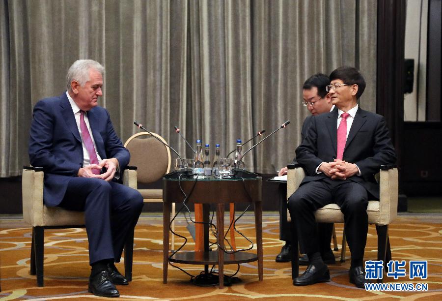 9月11日,在塞爾維亞首都貝爾格萊德,習(xí)近平主席特使、中共中央政治局委員、中央政法委書(shū)記孟建柱(右)會(huì)見(jiàn)塞爾維亞前總統(tǒng)尼科利奇(左)。新華社記者王慧娟攝 9月11日,在塞爾維亞首都貝爾格萊德,習(xí)近平主席特使、中共中央政治局委員、中央政法委書(shū)記孟建柱(右)會(huì)見(jiàn)塞爾維亞前總統(tǒng)尼科利奇(左)。新華社記者王慧娟攝
