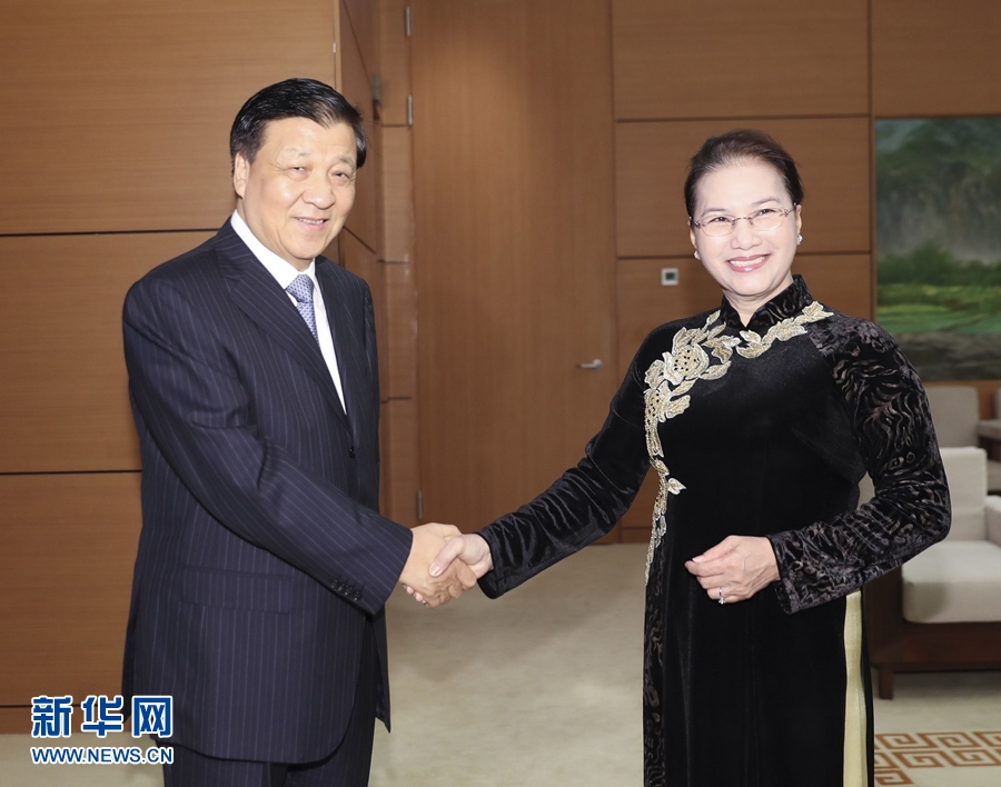 應越南共產黨邀請，中共中央政治局常委、中央書記處書記劉云山9月18日至19日對越南進行正式訪問。這是9月19日，劉云山在河內會見越南國會主席阮氏金銀。 新華社記者 丁林 攝