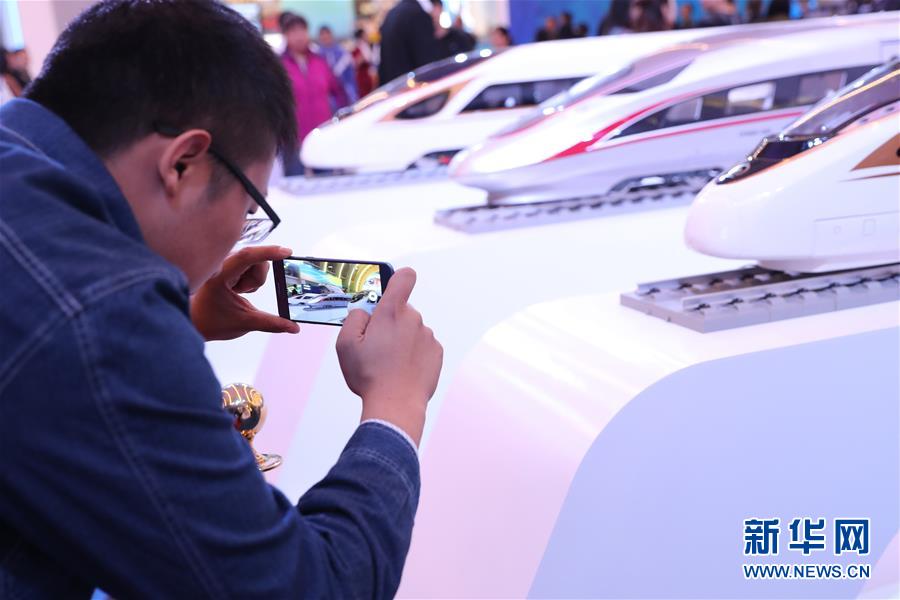 (十九大時光·圖文互動)(2)向著夢想,奮進!——來自“砥礪奮進的五年”大型成就展現(xiàn)場的報道