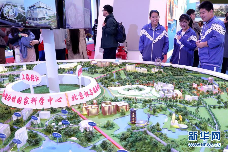 (十九大時光·圖文互動)(4)向著夢想,奮進!——來自“砥礪奮進的五年”大型成就展現(xiàn)場的報道