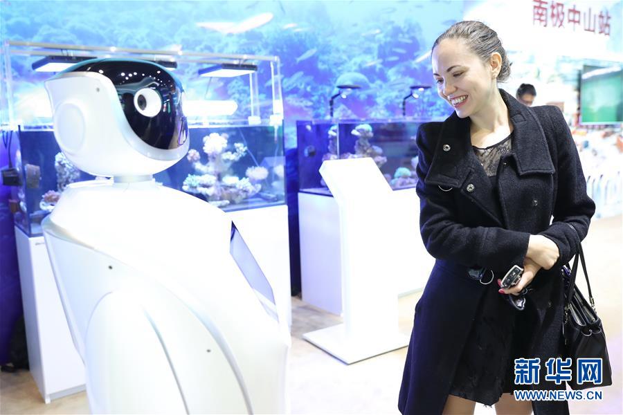 (圖文互動(dòng))(1)“中共十八大以來非常有成就的五年”——外國嘉賓參觀“砥礪奮進(jìn)的五年”大型成就展