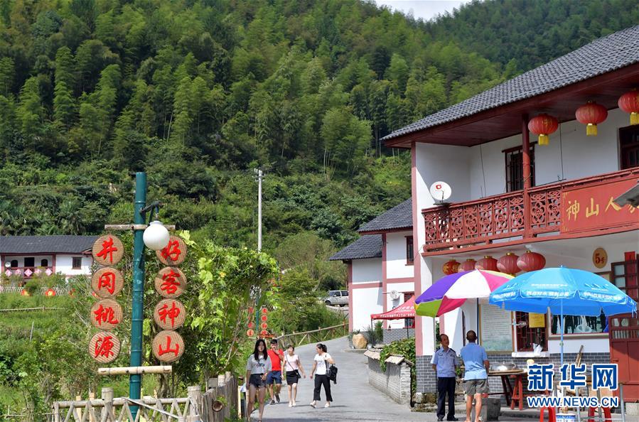 (新華全媒頭條·圖文互動(dòng))(5)開啟新征程 譜寫新史詩——以習(xí)近平同志為核心的黨中央引領(lǐng)中國特色社會(huì)主義進(jìn)入新時(shí)代